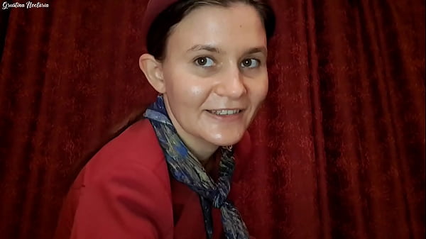 Горячая брюнетка в чулках сделала минет в самолёте