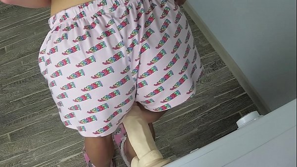 Сексуальный подросток сосет огромный дилдо дома один