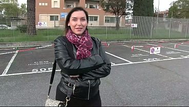 Пышная итальянка трахается в жопу за деньги