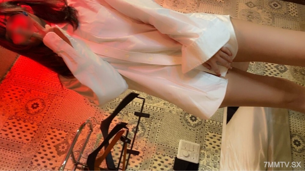 Uma Jovem Modelo de 22 Anos em Shibuya Trabalhando como Funcionária