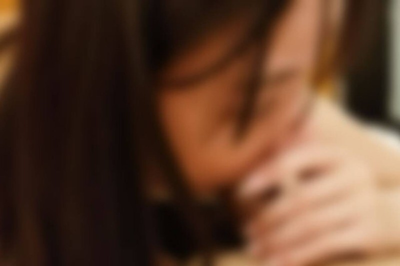 Jogando com o Corpo de uma Mulher Modelo em Creampie