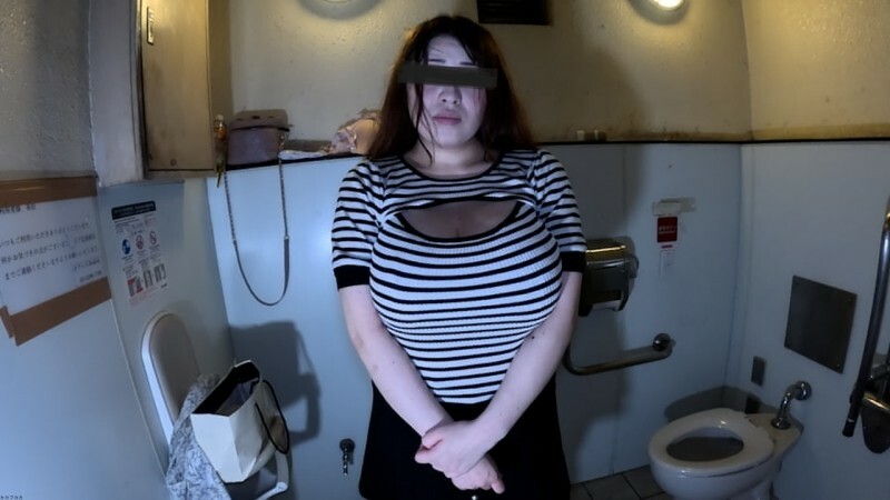 Mulher Grávida com Gigantescos Seios Participa de Cena de Sexo Hardcore em Banheiros Públicos