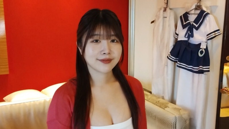 A flor do escritório recebe o primeiro facial em vídeo