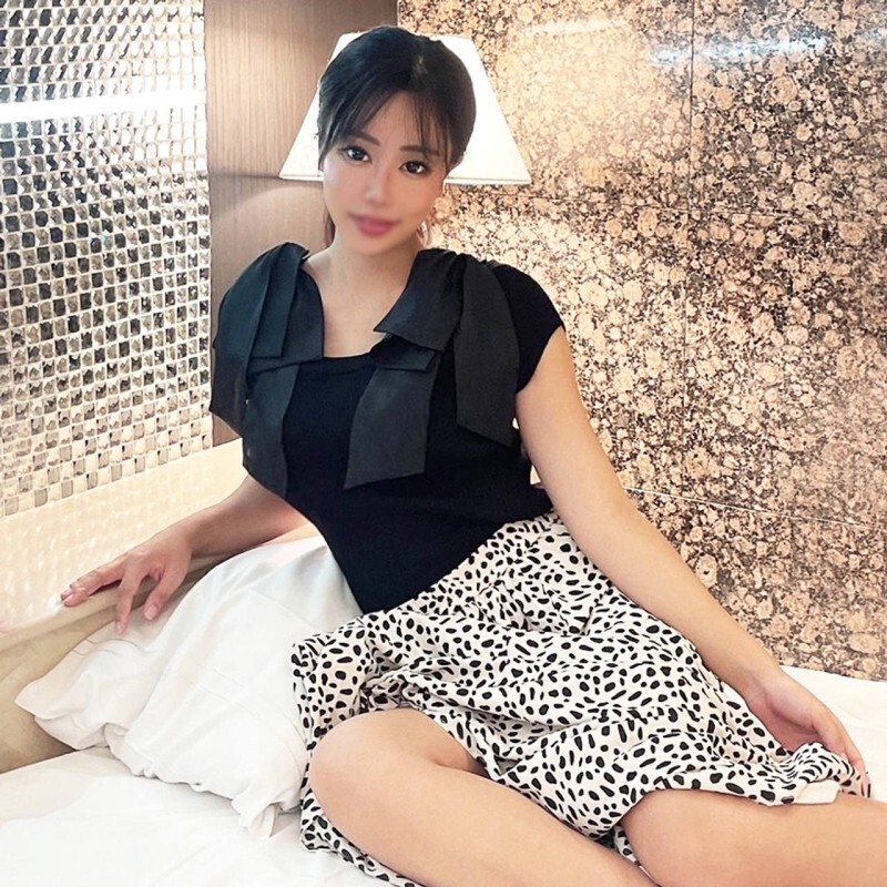 A S-Class Recepcionista Com Pônei Oferece Um Deep Blowjob